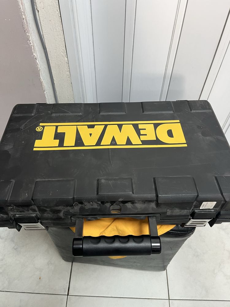 Акумулаторен перфоратор DEWALT DCH273