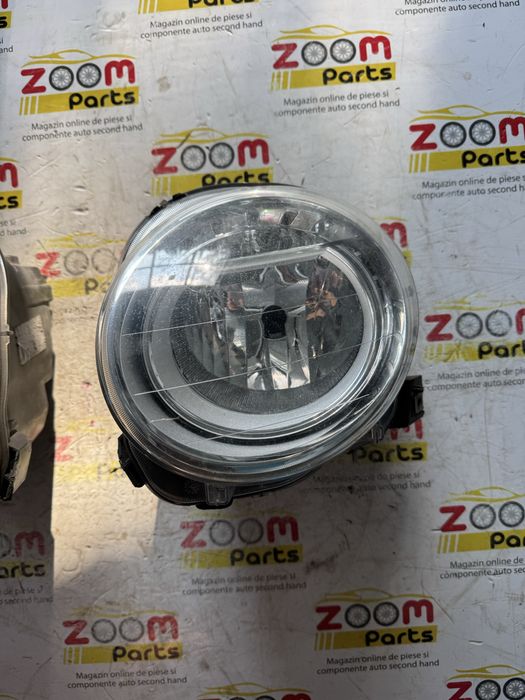 Far dreapta cu defecte pe carcasa Fiat 500