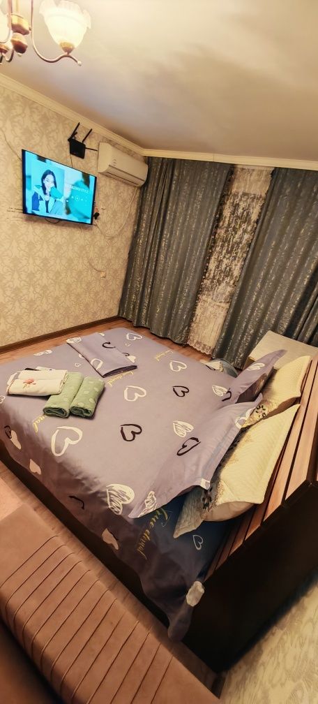 Посуточно  1 -ком Квартира.Смарт,ТВ . В,Центр  Площадь.Ночю 8200т