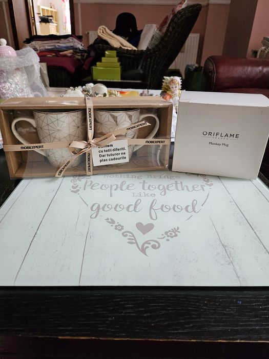 Ceas perete 40 cm 40 lei , 2 cani Mobexpert 30 lei, cana Monkey 15 lei