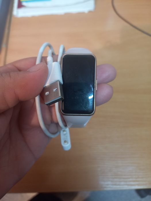 Продам фитнес браслет Huawei mi band 6