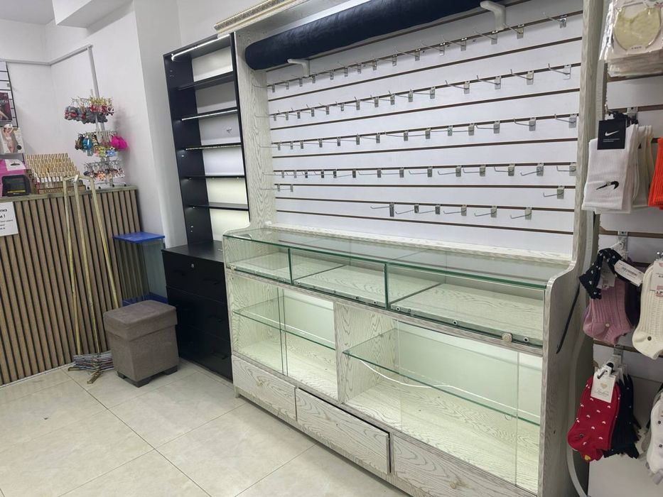 Торговая витрина для магазина срочно — стильная, с LED-светом