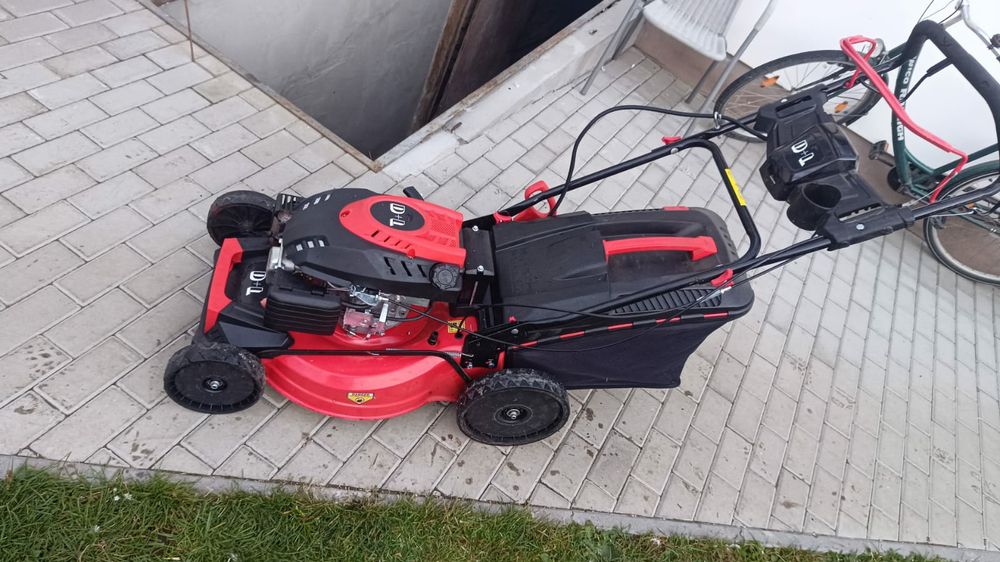 Masina de tuns iarba