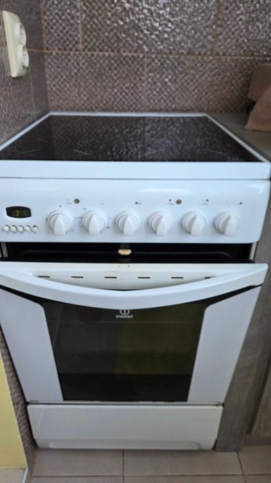 Стояща готварска печка индезит