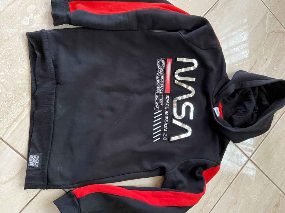 Vând hanorac NASA cu gluga.