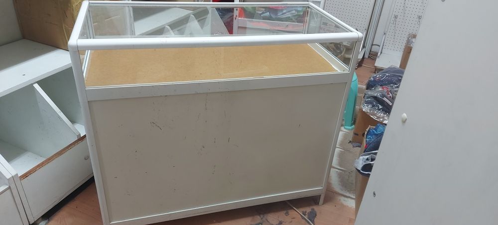 2 броя маси за магазин със стъкло отгоре.Използвани.по 50лв броя