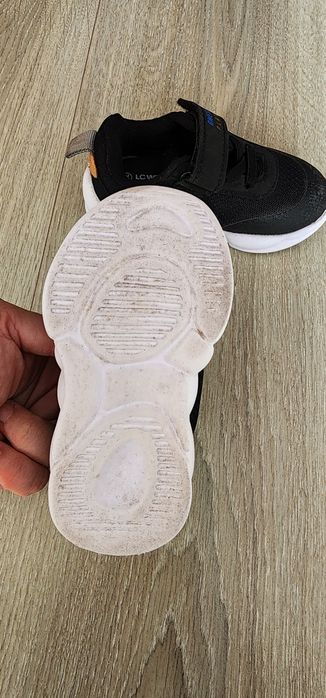 Продавам бебешки летни маратонки LC WAIKIKI