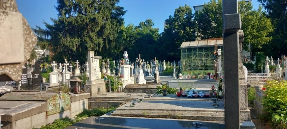 Vând loc de veci cimitirul central- Bacău