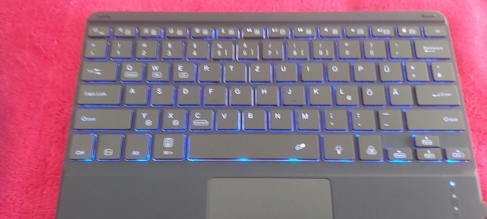 Tastatură cu Bluetooth , cu taste luminate RGB .