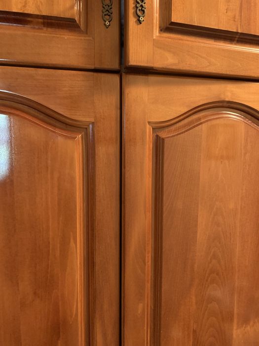 Трикрилен гардероб с надстройка от масив