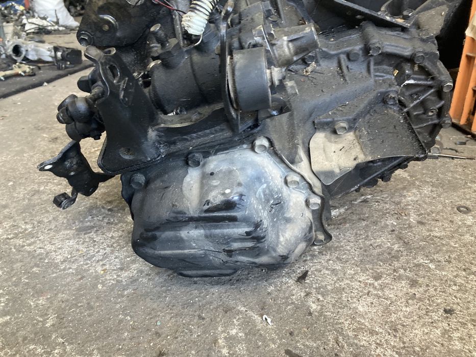 Toyota avensis verso 2.0d4d 2005год 5скорости ръчка Скоростна Кутия