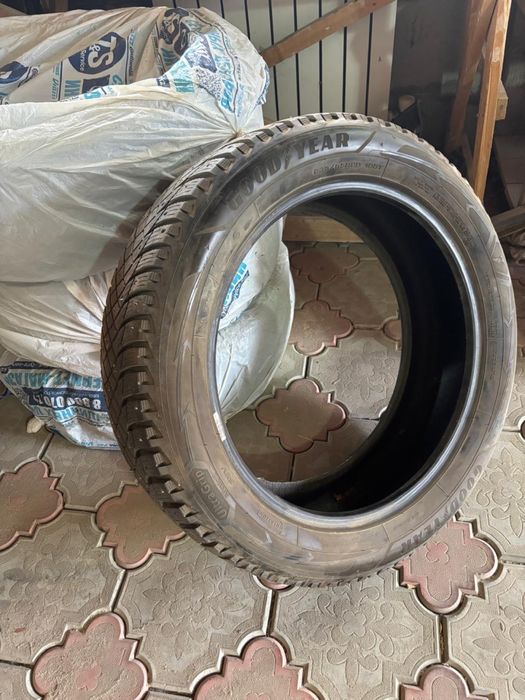 Продам комплект шиповонной резины Goodyear 235/55/R20