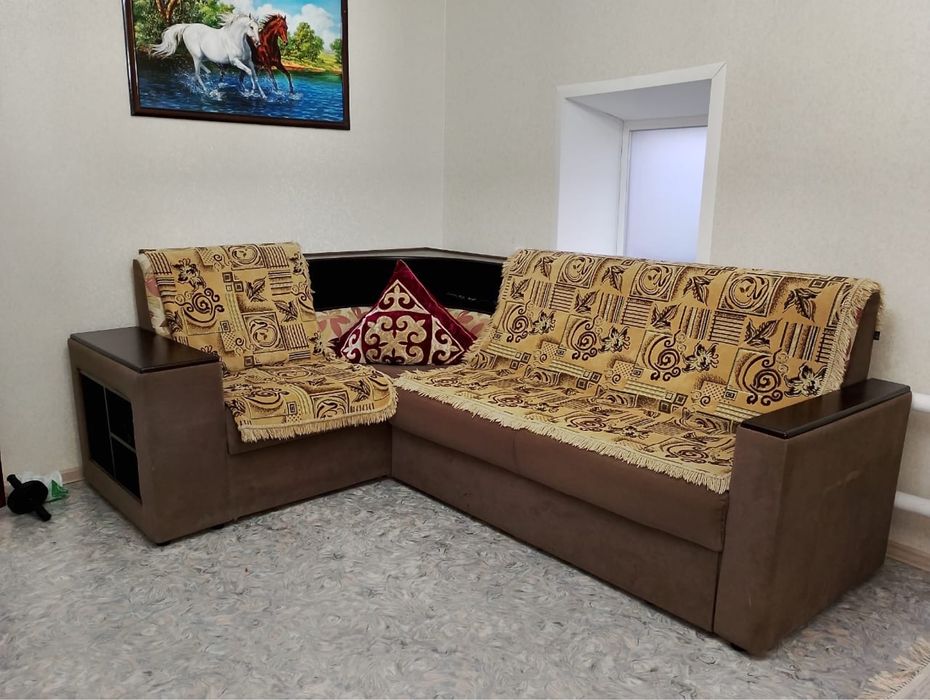 Диван угловой, коричневый