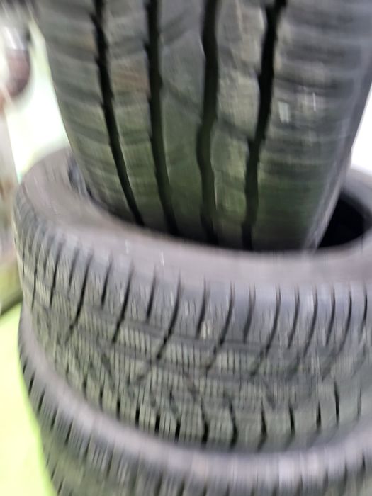 2 бр зимни 235/45/17 Continental