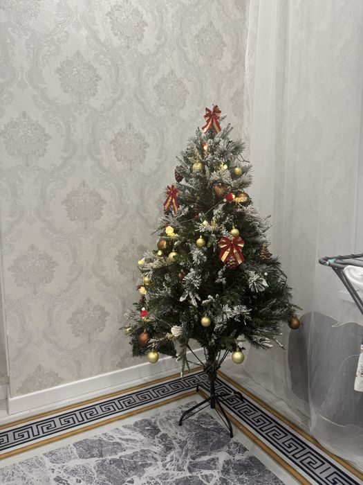 Ёлка с игрушками и гирляндами