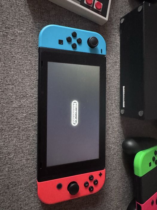 Конзола Nintendo Switch (Neon Red & Neon Blue Joy-Cons) + екстри