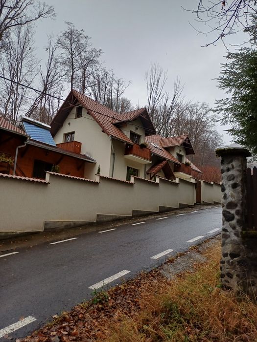 Casa Hof închiriază.