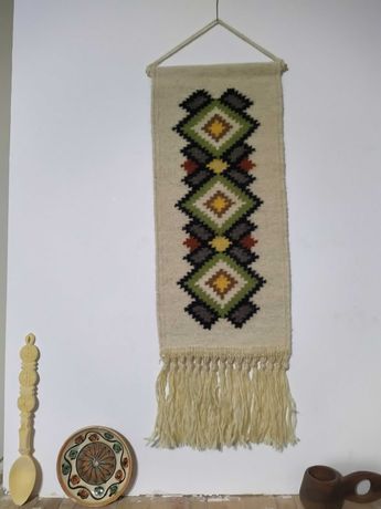 Tapiserie din lana 100%, tesuta manual, cu simboluri traditionale.