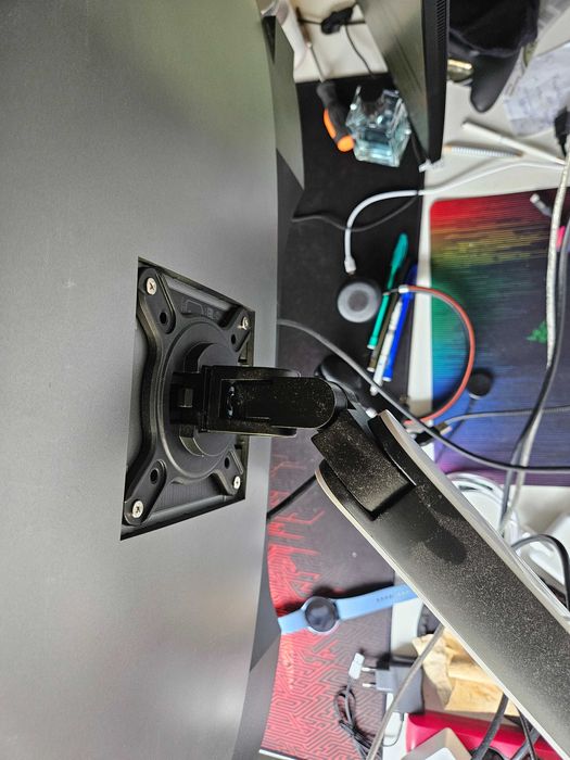 27' Dell 4k monitor U2720Q с жълта ивица