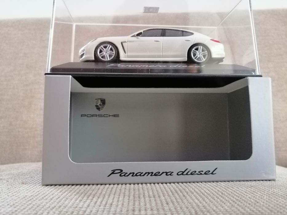 Vand machete Porsche Panamera MK1(gen I) alb, gri și negru, 1/43