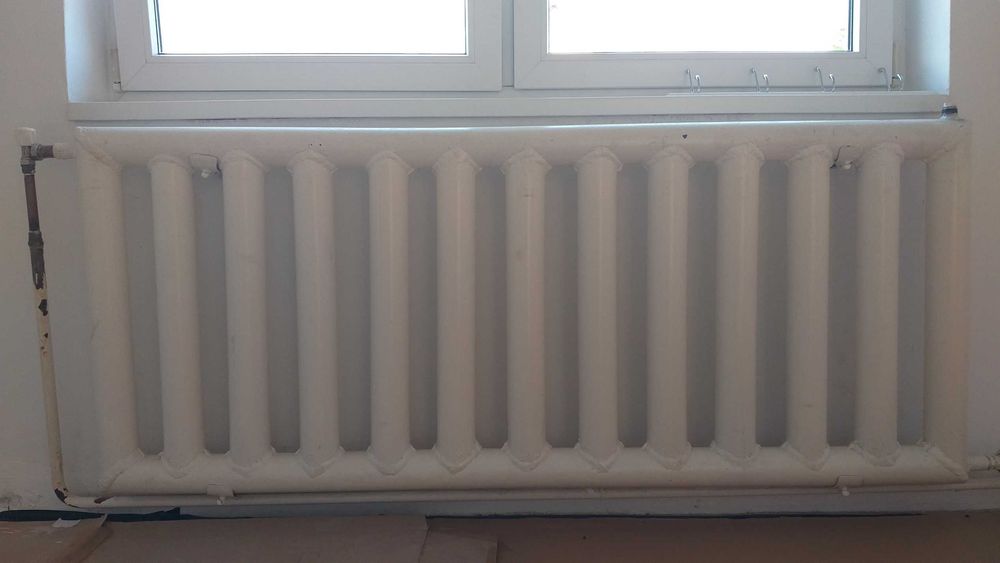 Vand  2 buc calorifere mari  de camera mare  living sau atelier