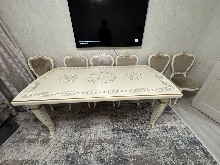 Гостиный стол и стулья