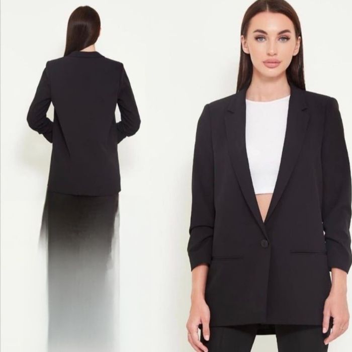 Лёгкий черный костюм с рукавом три четверть,  очень стильный