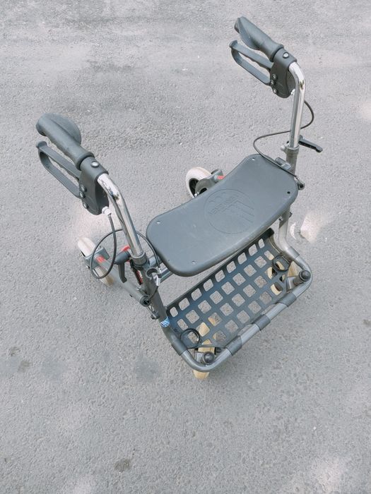 Cadru de mers cu roti ( rollator ) este destinat persoanelor cu mobili
