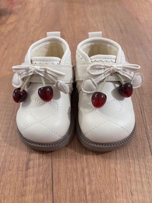 Бебешки обувки с черешки