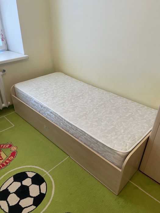 Продам Кровать с Матрасом 90х200