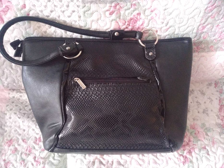 Дамска чанта - нова голяма с ципчета и много джобове вътре!!!