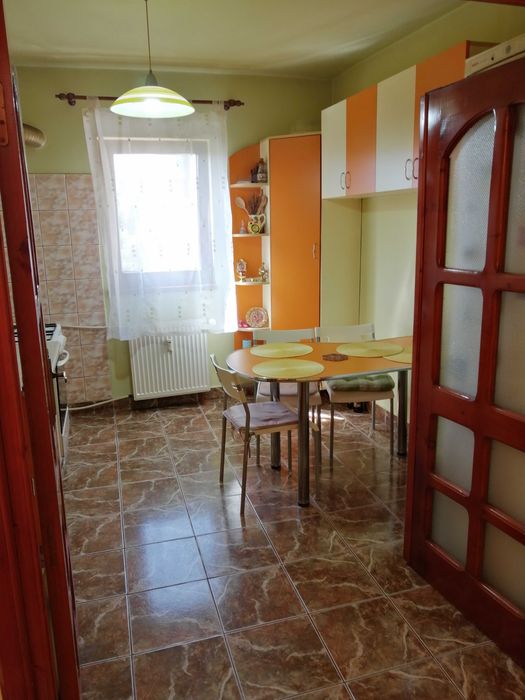 Vand apartament 3 camere zona Hotel Traian