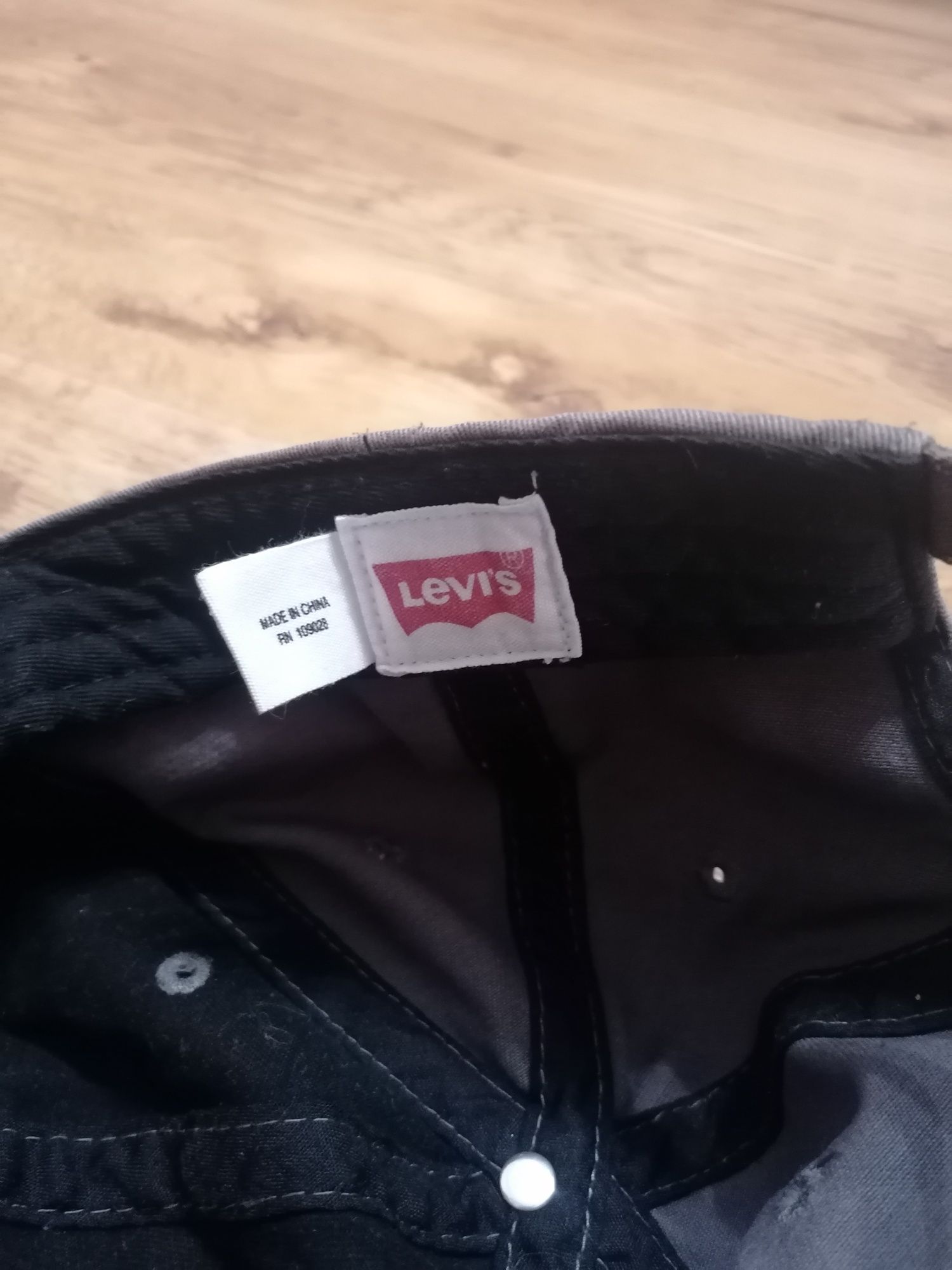 Лятна шапка с козирка Levis