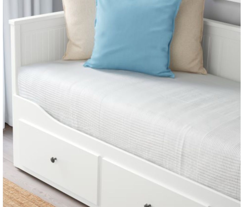 Кушетка IKEA HEMNES с големи чекмеджета – нормални следи от употреба