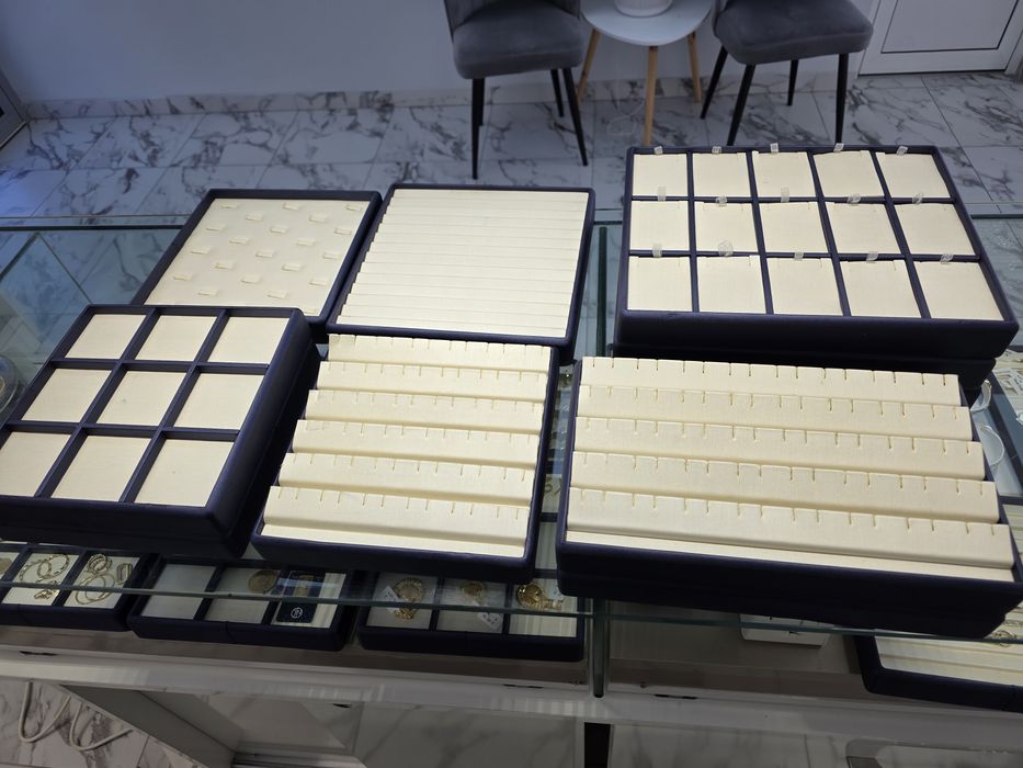 Стойки и манекени за бижута