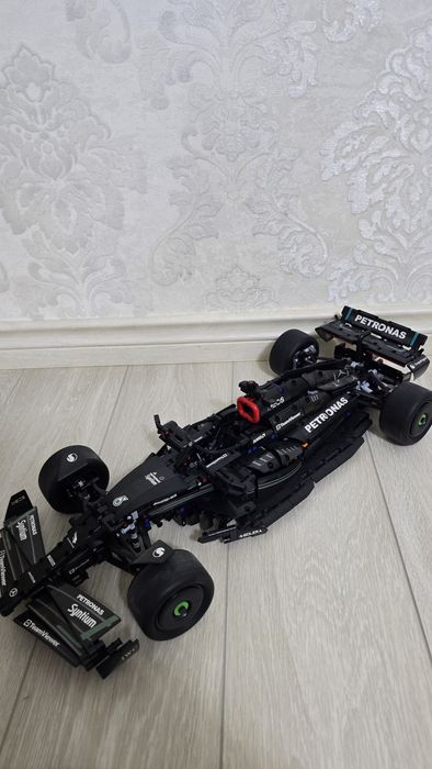 Собранная машина из лего.Mercedes-AMG F1 W14 E Performance