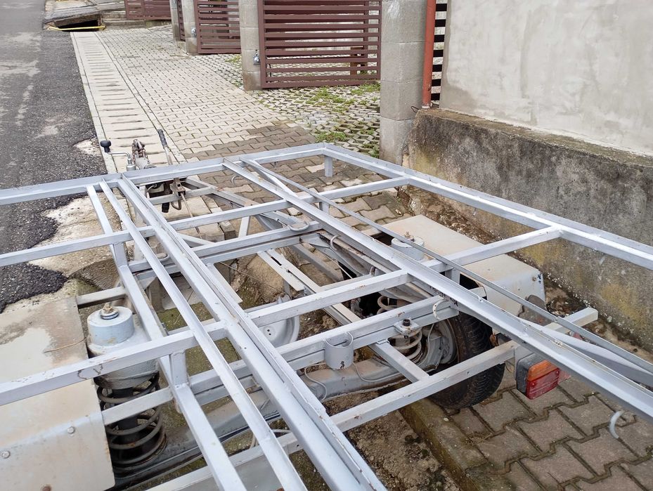 Vând sau schimb remorcată apicola 10 stupi