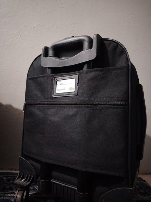 Troler negru spațios