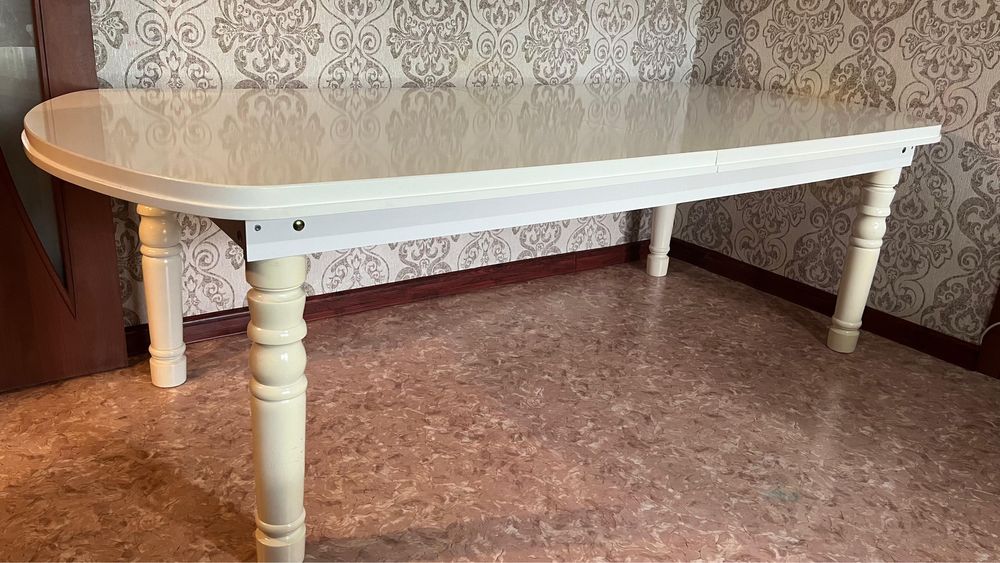 Стол в гостинную