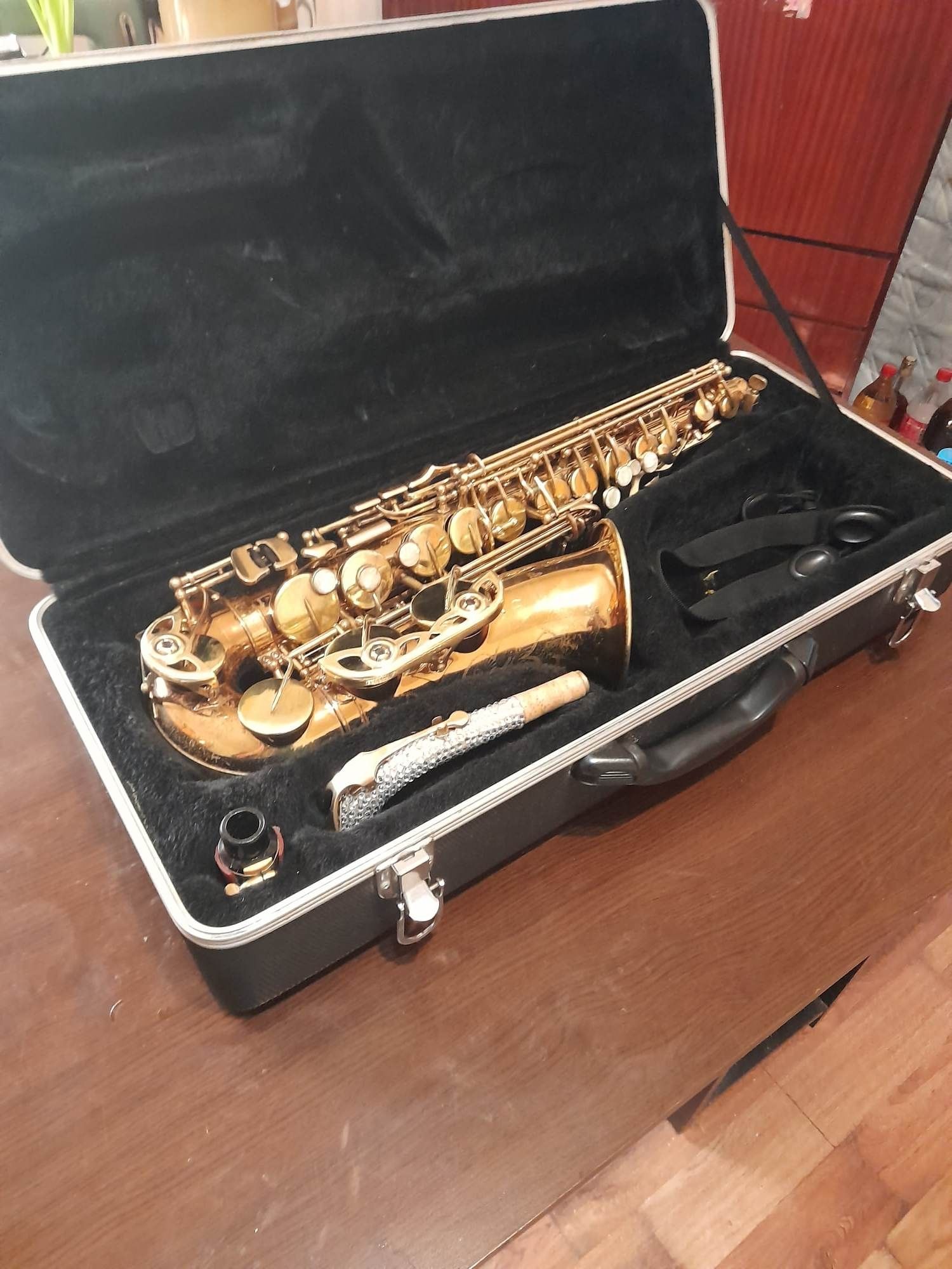 Vand saxofon  1400 lei