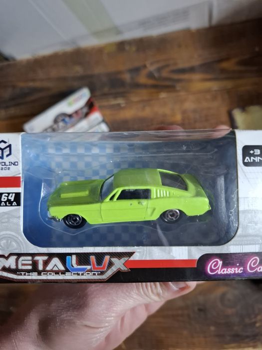 3 броя колички..