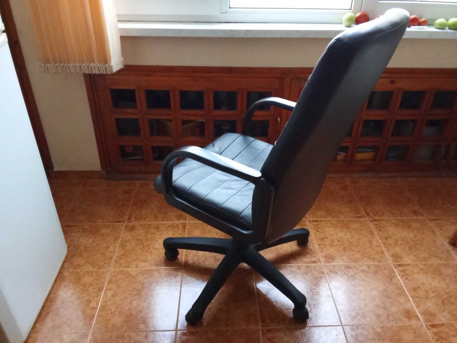 офис стол черен кожен