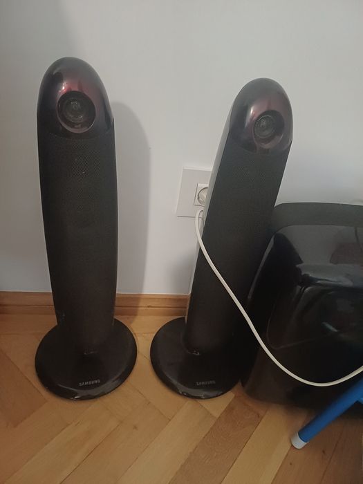 Vând 2 boxe boss 50 w RMS și 2 boxe samsung și subwoofer 50 w RMS