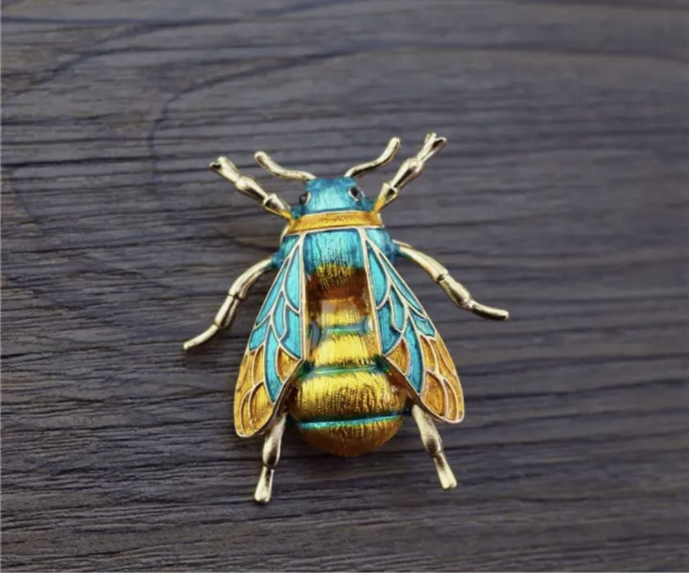 Красива брошка пчела