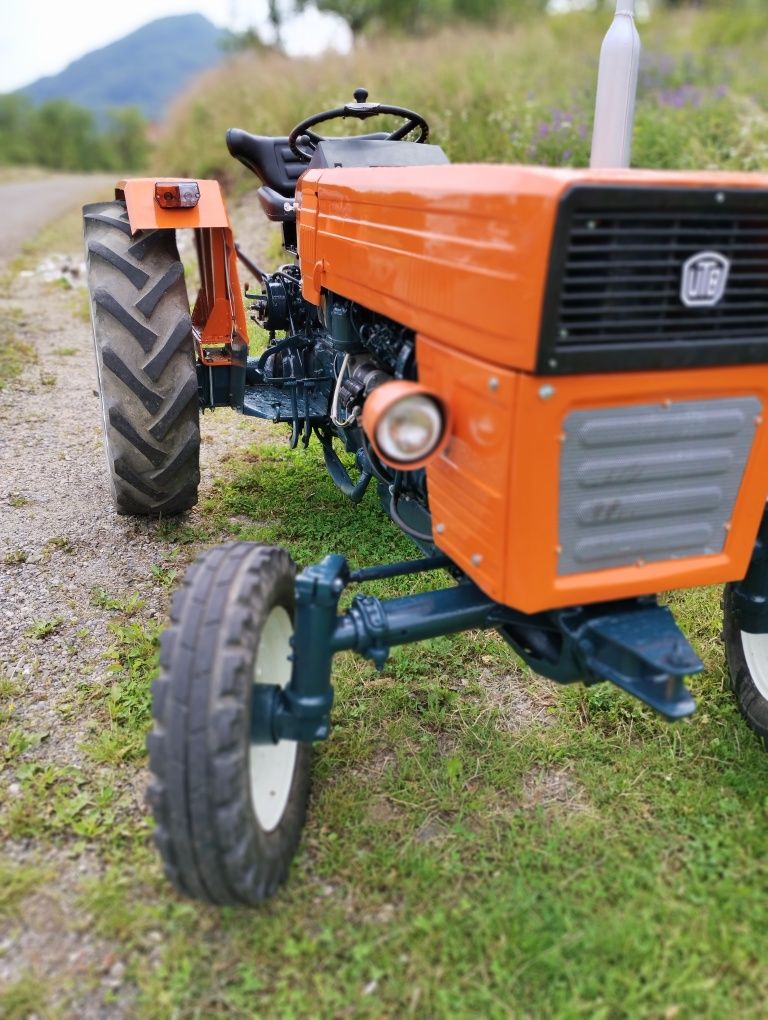 Tractor universal 555,445