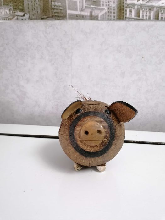 Дядо Коледа в златни одежди, касичка от кокосов орех