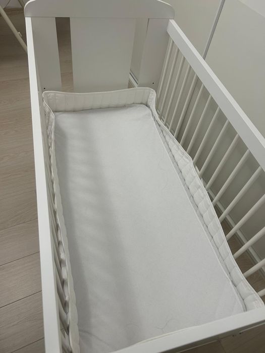 Patut copil mic aproape nou