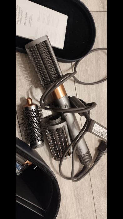 Uscător și ondulator păr Dyson