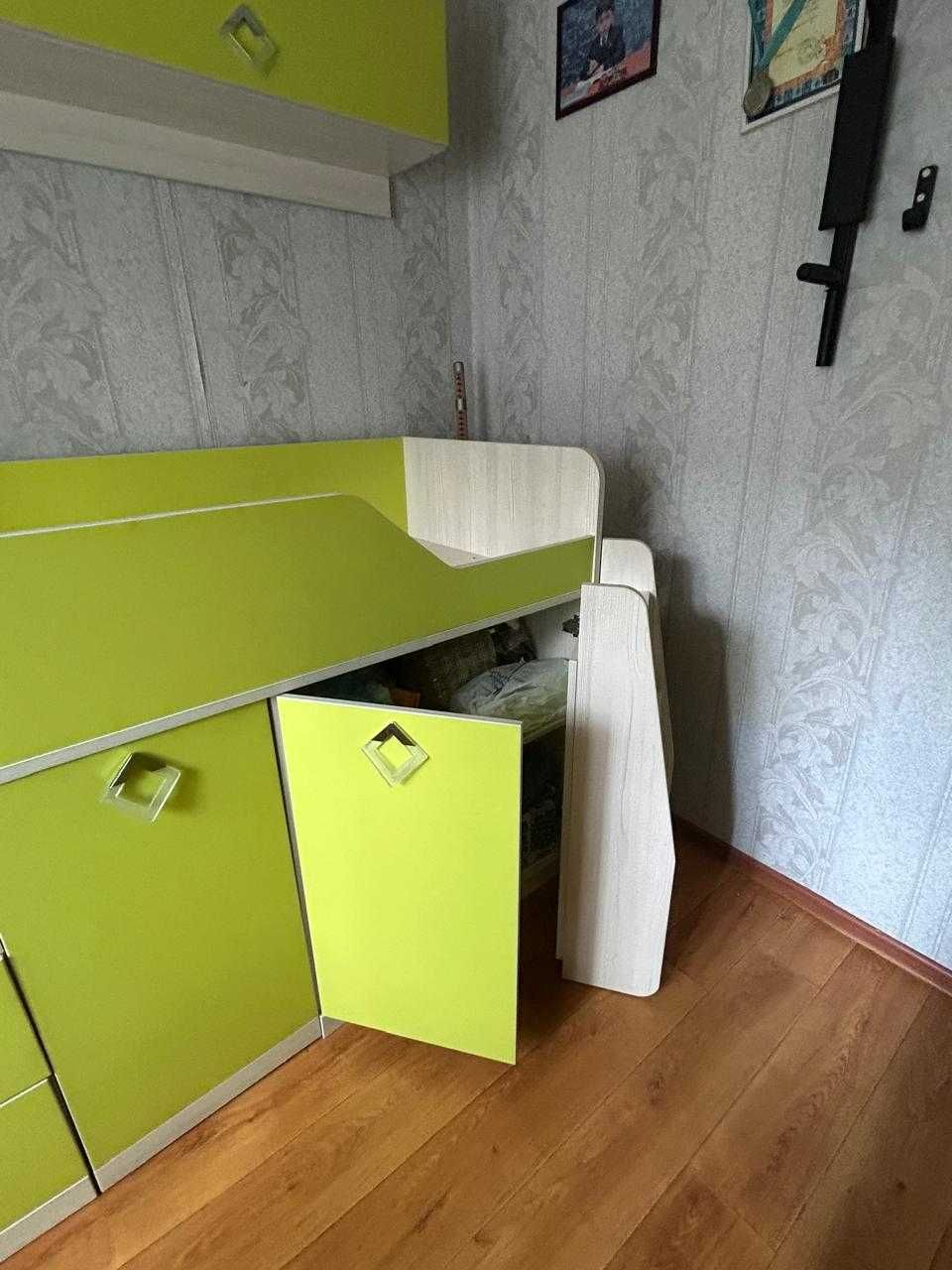 кровать  ярусная , со встроенным столом и шкафами, 80х200