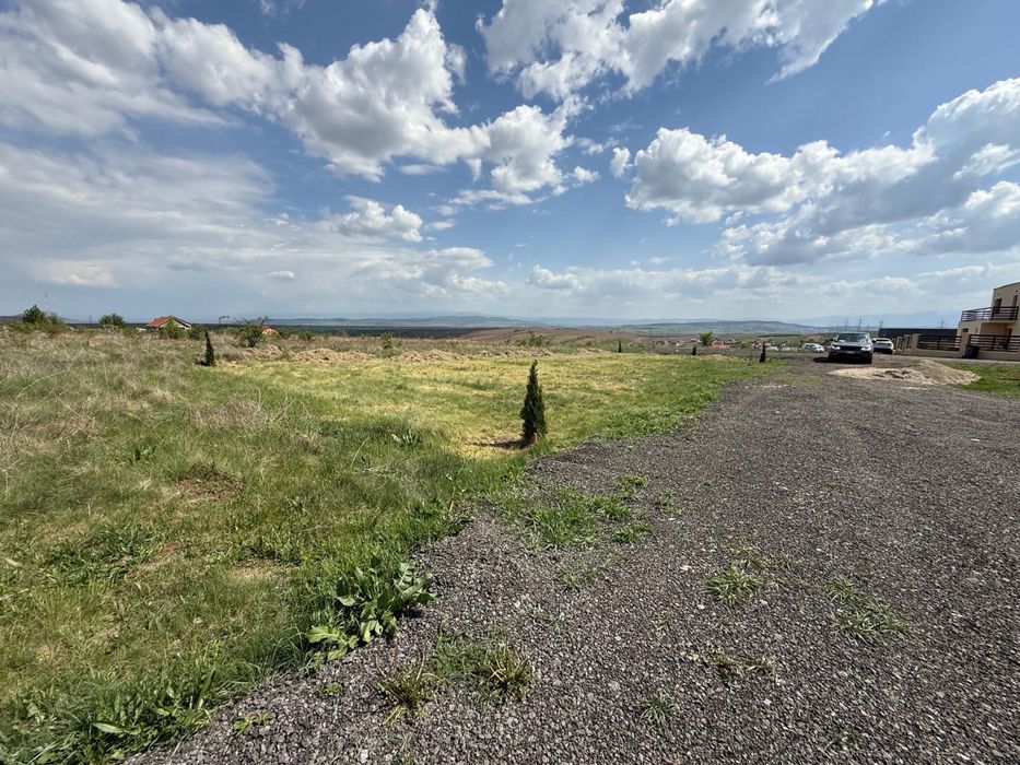 Vand teren intravilan cu proiect de casă .